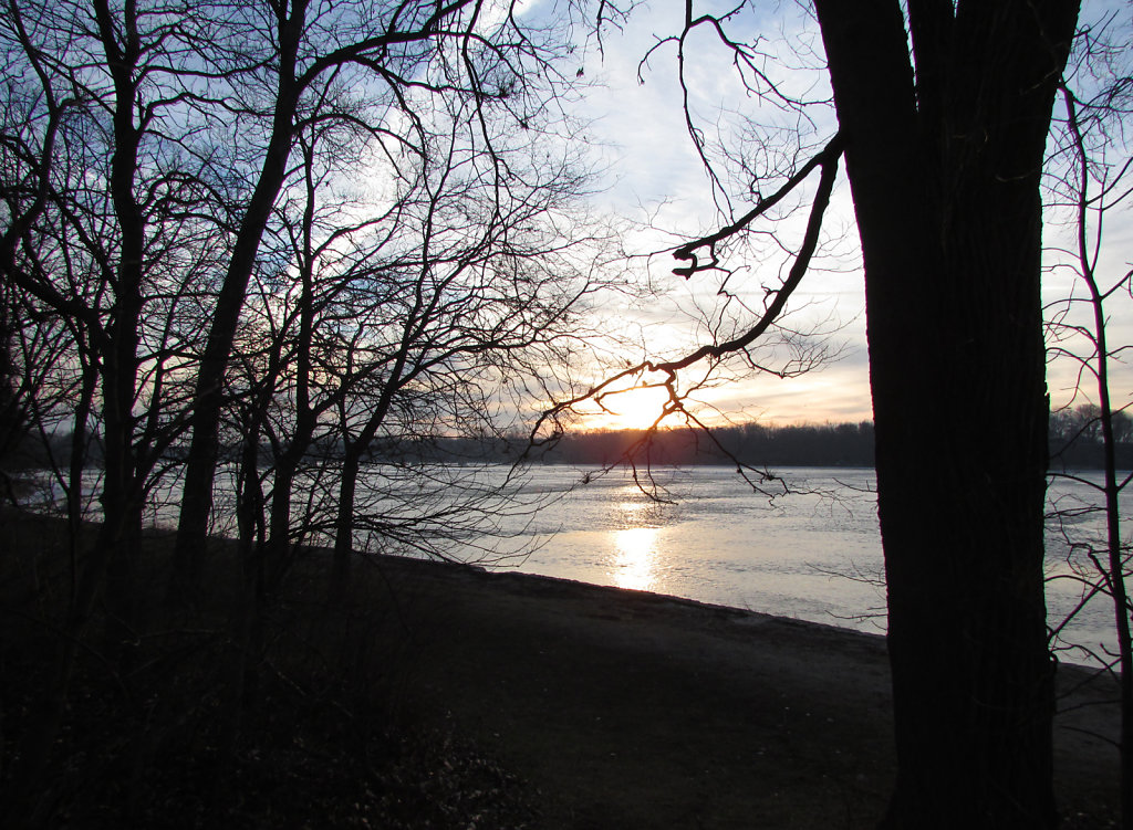 Sunrise over the Maumee river during late winter